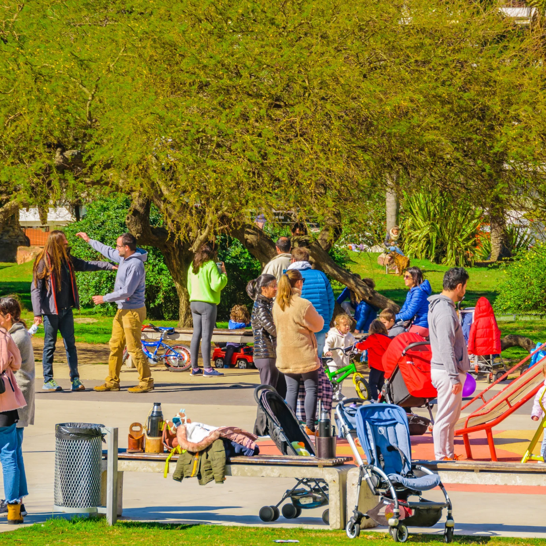Expat-enjoying -quiet-time-in-one-of-the-best-parks-in-Paris-for-expats