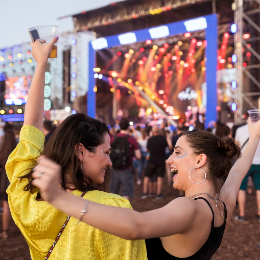 Family-enjoying-the-Fête-de-la-Musique-in-Paris